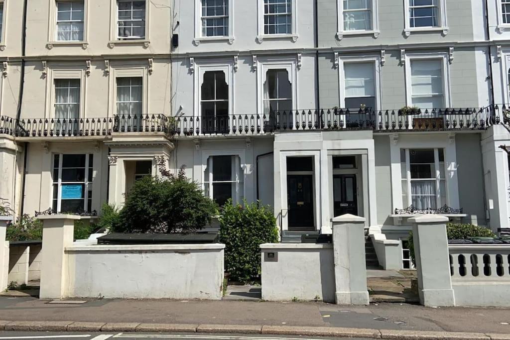 Gorgeous 2 Bedroom Flat In Charming Swiss Cottage Londra Esterno foto