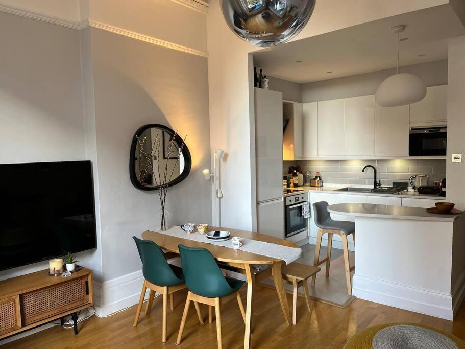 Gorgeous 2 Bedroom Flat In Charming Swiss Cottage Londra Esterno foto